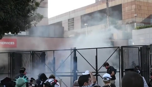 美国洛杉矶爆发大规模抗议活动 警方逮捕75名抗