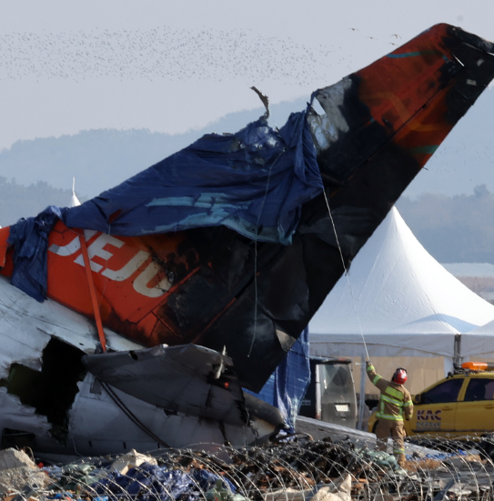 美国在伊拉克军机坠毁后开展救援工作